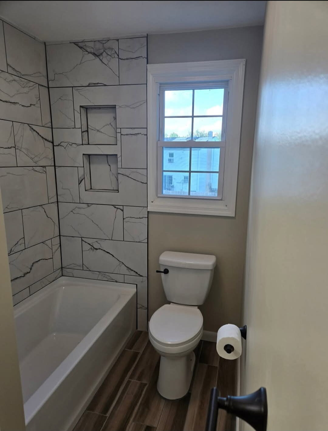 Tile tub surround, built-in niches